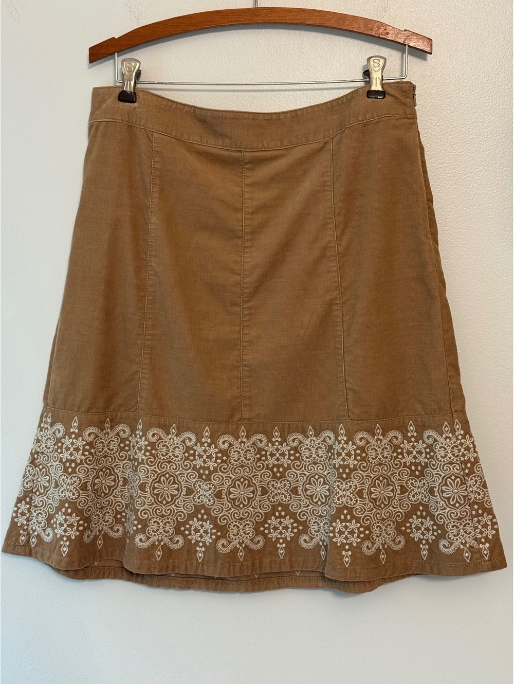 Ann Taylor Size 8 Brown Skirt with White Embroidered Hem